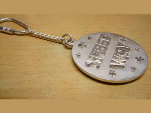 sl5735-naam-sleutelhanger-gedenken-zilver-letters-logo-sieraden-logo's-relatiegeschenk-handgemaakt-jubileum-edelsmid-www.tonvandenhout.nl-goudsmid-juwelier-herinneringen