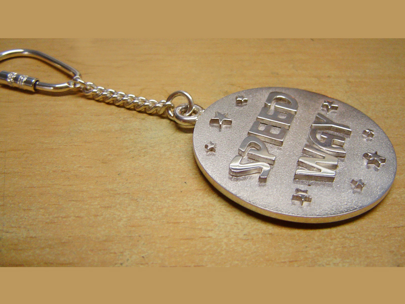 sl5735-naam-sleutelhanger-gedenken-zilver-letters-logo-sieraden-logo's-relatiegeschenk-handgemaakt-jubileum-edelsmid-www.tonvandenhout.nl-goudsmid-juwelier-herinneringen