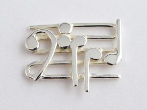 sl6744-logo-muziek-zilver-speld-muzieknoot-handgemaakt-edelsmid-relatiegeschenk-logo's-www.tonvandenhout.nl-sieraden-jubileum-bedrijven-herinneringen-goudsmid-juwelier