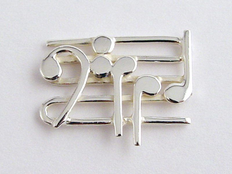 sl6744-logo-muziek-zilver-speld-muzieknoot-handgemaakt-edelsmid-relatiegeschenk-logo's-www.tonvandenhout.nl-sieraden-jubileum-bedrijven-herinneringen-goudsmid-juwelier