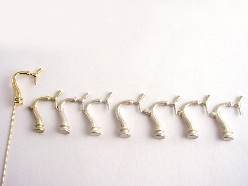 sl6800-relatiegeschenk-relatiegeschenken-handgemaakt-edelsmid-www.tonvandenhout.nl-logospeld-logo-logosieraad-logosieraden-speld-tap-sieraden-goudsmid-goud-zilver-juwelier