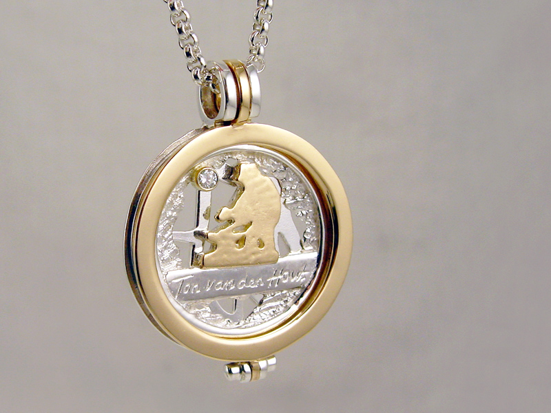sl9097-sieraden-bicolor-goud-zilver-relatiegeschenk-jubileum-jubilaris-edelsmid-handgemaakt-logo-logo's-www.tonvandenhout.nl-smid-briljant-roermuntje-hanger-munt-ambacht