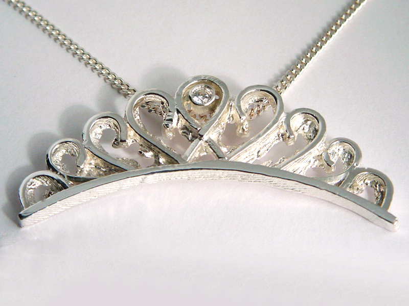 ssp1111-carnaval-prinses-edelsmid-handgemaakt-zilver-hanger-kroon-www.tonvandenhout.nl-markoef-melick-logo-logo's-ketting-steen-relatiegeschenk-jubileum-limburg-origineel