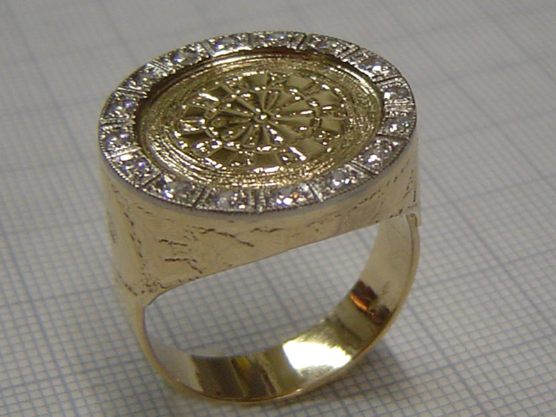 ssp1532-ring-bicolor-witgoud-geelgoud-briljant-dart-darten-handgemaakt-logo-logo's-edelsmid-www.tonvandenhout.nl-roermond-origineel-bijzonder-darter-juwelier-goudsmid-sieraden