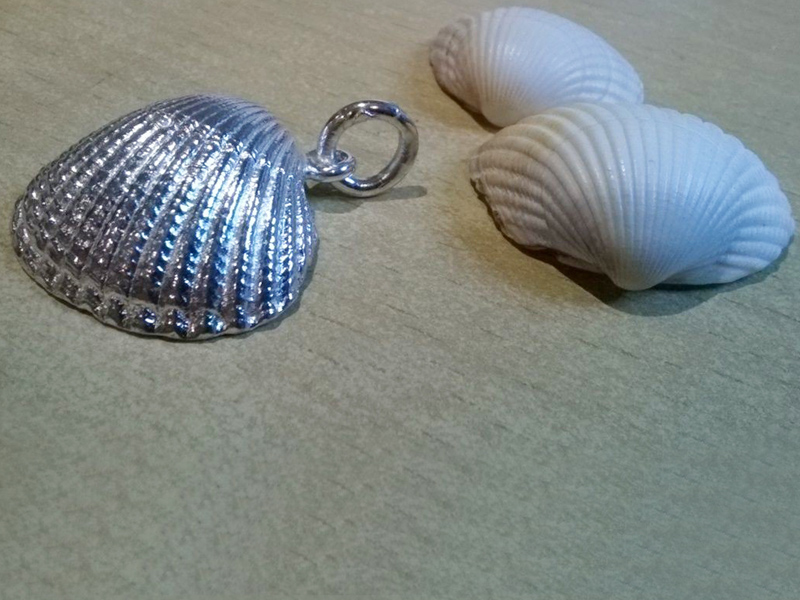 ssp1815-schelp-hanger-zilver-edelsmid-handgemaakt-www.tonvandenhout.nl-roermond-edelsmeden-gedenken-sieraden-bedels-bedel-origineel-bijzonder-goudsmid-juwelier-schelpje