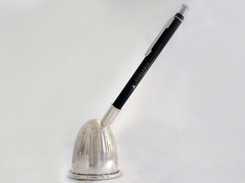 ssp2481-pennenhouder-zilver-pennenstandaard-edelsmid-handgemaakt-www.tonvandenhout.nl-edelsmeden-logo-logo's-jubileum-relatiegeschenk-bedrijfspromotie-kado-cadeau-ambacht-roermond