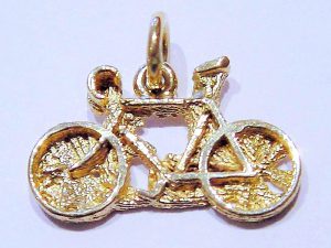 ssp4-hanger-fiets-goud-logo-gedenken-sieraden-handgemaakt-edelsmid-www.tonvandenhout.nl-relatiegeschenk-logo's-bijzonder-origineel-uniek-herinnering-ambacht-ontwerp-cadeau-special