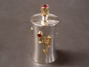 ssp4073-parfum-flesje-handgemaakt-bicolor-goud-edelsmid-www.tonvandenhout.nl-goudsmid-specials-bijzonder-origineel-uniek-steen-robijn-edelsteen-bedels-herinnering-hanger-sieraden