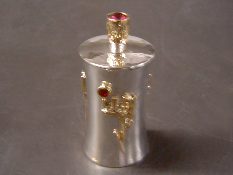 ssp4073-parfum-flesje-handgemaakt-bicolor-goud-edelsmid-www.tonvandenhout.nl-goudsmid-specials-bijzonder-origineel-uniek-steen-robijn-edelsteen-bedels-herinnering-hanger-sieraden