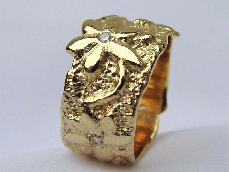 ssp44-ring-logo-logo's-sieraden-goud-briljant-origineel-bloem-bloemen-edelsmid-www.tonvandenhout.nl-goudsmid-relatiegeschenk-jubileum-handgemaakt-bijzonder-uniek-juwelier-specials