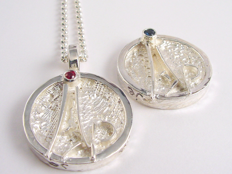 ssp6996-huwelijk-roermuntje-naam-robijn-zilver-bijzonder-handgemaakt-edelsmid-goudsmid-sieraden-www.tonvandenhout.nl-logo-logo's-relatiegeschenk-uniek-herinnering-hanger-juwelier