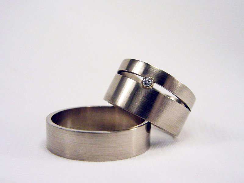 str67-trouwring-breed-witgoud-briljant-diamant-edelsmid-www.tonvandenhout.nl-goudsmid-goud-handgemaakt-mat-sieraden-roermond