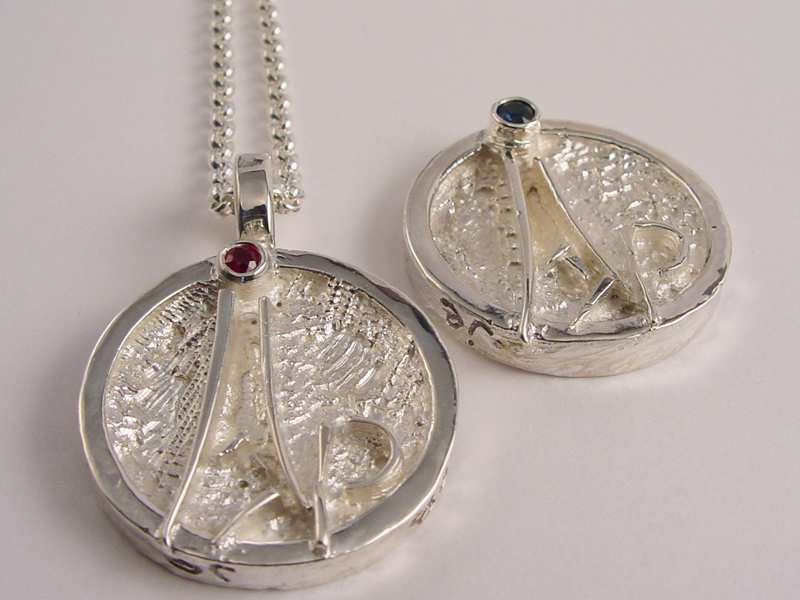 str6996-trouwringen-huwelijk-roermuntje-naam trouwmunt-robijn-gedenken-zilver-bijzonder-handgemaakt-edelsmid-goudsmid-sieraden-www.tonvandenhout.nl-saffier