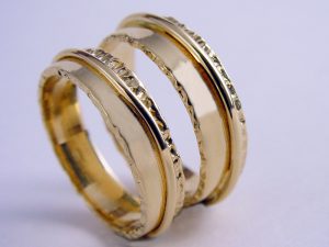 str7219-trouwring-goud-sieraden-www.tonvandenhout.nl-origineel-bijzonder-handgemaakt-juwelier-trouwen-edelsmid-goudsmid