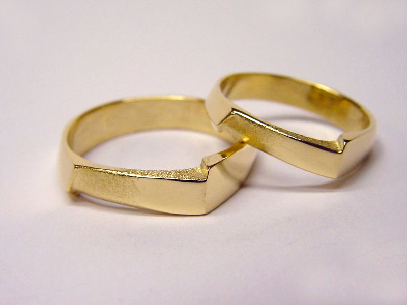 str81-edelsmid-trouwringen-handgemaakt-edelsmeden-www.tonvandenhout.nl-sieraden-goudsmid-bijzonder-goud-uniek-juwelier-origineel