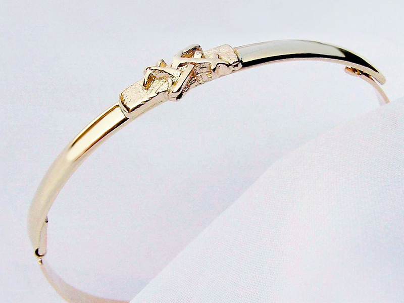 sg922-armband-letters-gedenken-goud-2-trouwringen-herinnering-edelsmid-www.tonvandenhout.nl-sieraden-trouwring-goudsmid-juwelier-handgemaakt-sieraad-uniek-origineel-letter