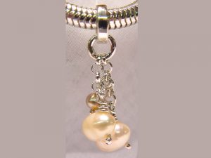sp74-parel-parels-hanger-zilver-handgemaakt-edelsmid-sieraden-www.tonvandenhout.nl-atelier-roermond-goudsmid-edelsmeden-smid-juwelier-roze-sieraad-origineel-bijzonder-lief