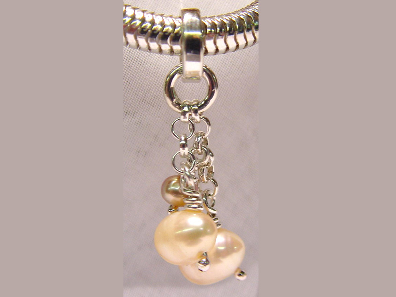 sp74-parel-parels-hanger-zilver-handgemaakt-edelsmid-sieraden-www.tonvandenhout.nl-atelier-roermond-goudsmid-edelsmeden-smid-juwelier-roze-sieraad-origineel-bijzonder-lief