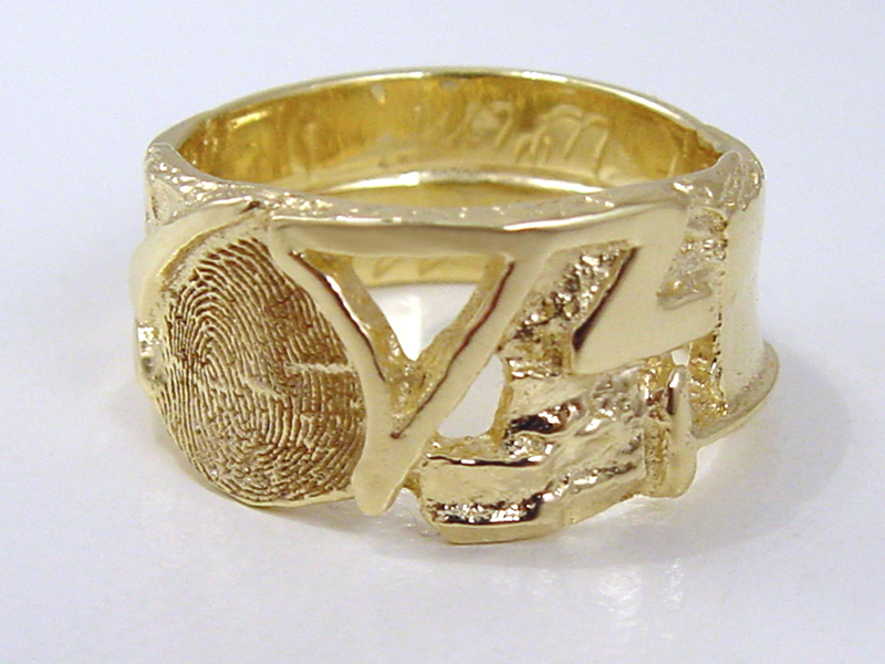 sg1918-aandenken-gedenken-herinnering-vingerafdruk-goud-letters-initialen-ring-edelsmid-goudsmid-trouwringen-sieraden-handgemaakt-uniek-bijzonder-ringen-rouw-www.tonvandenhout.nl