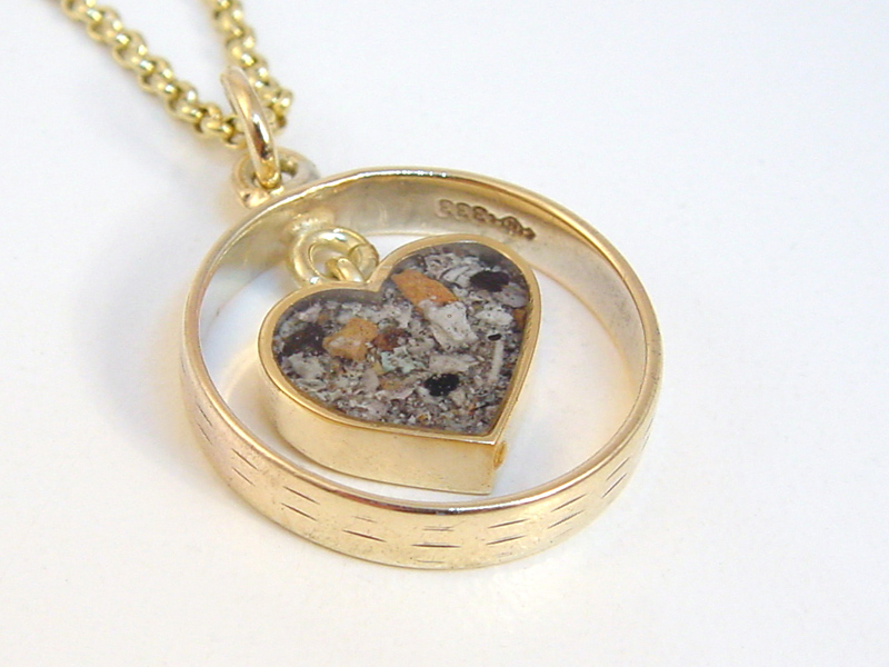 sg923-hanger-goud-as-hart-epoxy-gedenken-zichtbaar-trouwring-herinnering-ashanger-sieraad-sieraden-bedel-www.tonvandenhout.nl-edelsmid-juwelier-goudsmid-uniek-handgemaakt-ontwerp