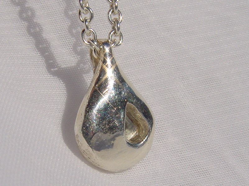 sg2499-hanger-traan-druppel-zilver-as-urn-epoxy-haar-haren-edelsmid-uniek-www.tonvandenhout.nl-goudsmid-juwelier-aandenken-sieraad-sieraden-gedenken-herinnering-origineel-see-you
