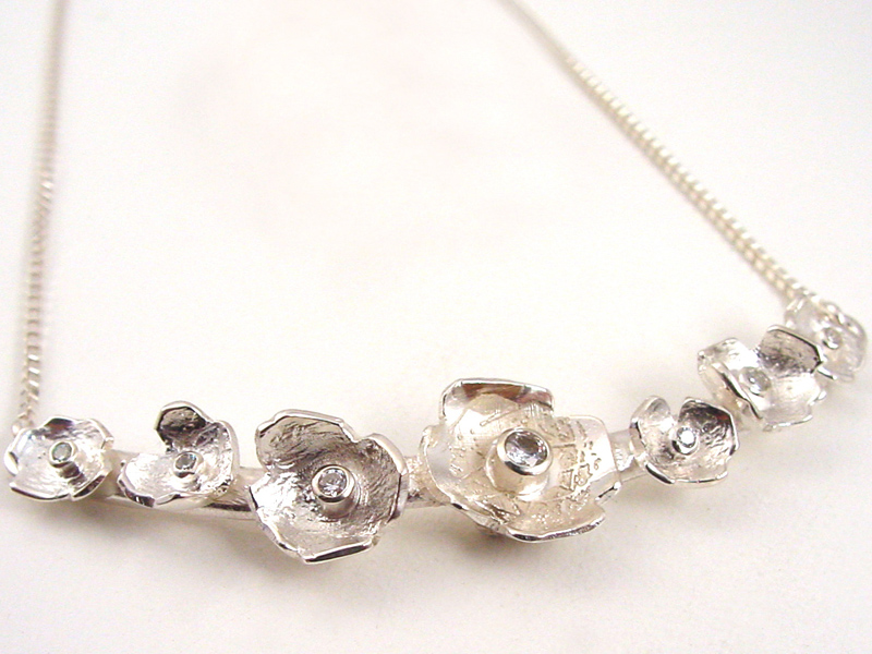 sg423-laser-vingerafdruk-zilver-collier-bloem-gedenken-stokroos-roos-edelsmid-hanger-www.tonvandenhout.nl-goudsmid-juwelier-handgemaakt-origineel-bijzonder-uniek-ketting-aandenken