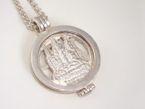 sr1886-roermuntje-zilver-munsterkerk-hanger-edelsmid-uniek-www.tonvandenhout.nl-kerk-handgemaakt-munt-origineel-sieraad-ketting-sieraden-roermond-bisdom-edelsmeden-atelier