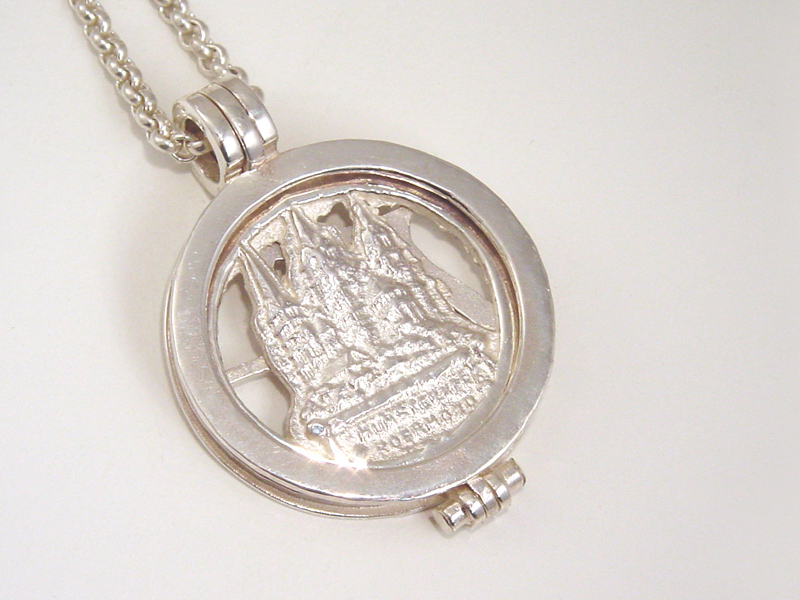 sr1886-roermuntje-zilver-munsterkerk-hanger-edelsmid-uniek-www.tonvandenhout.nl-kerk-handgemaakt-munt-origineel-sieraad-ketting-sieraden-roermond-bisdom-edelsmeden-atelier