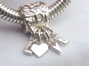 sb6111-bead-beads-bedels-bedelarmband-armband-bedelketting-hanger-love-liefde-zilver-hartje-handgemaakt-edelsmid-www.tonvandenhout.nl-sieraden-goudsmid-letters-herinnering