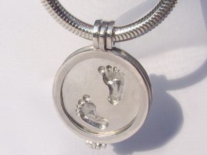 sr5187-voet-voetjes-roermuntje-gedenken-hanger-munthanger-zilver-handgemaakt-edelsmid-www.tonvandenhout.nl-herinnering-aandenken-geboorte-baby-verlies-roermond-sieraden