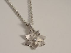 sg1241-bloem-zilver-steen-hanger-gedenken-herinnering-aandenken-www.tonvandenhout.nl-sieraden-handgemaakt-uniek-bijzonder-origineel-edelsmid-ketting-goudsmid-juwelier-smid
