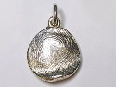 sg1259-vingerafdruk-was-goud-zilver-hanger-gedenken-gedenksieraden-edelsmid-www.tonvandenhout.nl-edelsmeden-goudsmid-aandenken-herinnering-gedenksieraad-sieraden-handgemaakt-uniek