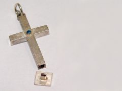 sg1453-kruis-as-sieraad-assieraden-assieraad-urn-sieraden-gedenken-hanger-rouw-herinnering-aandenken-www.tonvandenhout.nl-edelsmid-edelsmeden-roermond-handgemaakt-uniek