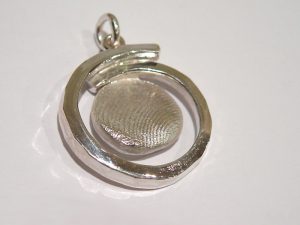 sg4996-assieraden-assieraad-urn-sieraden-gedenken-vingerafdruk-hanger-www.tonvandenhout.nl-edelsmid-goudsmid-aandenken-handgemaakt-zilver-as-herinnering