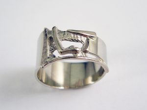 sg5720-letter-gedenken-gedenksieraden-herinneringssieraad-handgemaakt-ring-edelsmid-www.tonvandenhout.nl-witgoud-goud-sieraden-as-vingerafdruk-herinnering