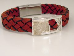 sg612-armband-zilver-vingerafdruk-leer-handgemaakt-gedenken-herinnering-edelsmid-www.tonvandenhout.nl-goudsmid-origineel-bijzonder-uniek-aandenken-hanger-roermond-sieraad