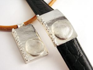 sg6873-vingerafdruk-hanger-handgemaakt-armband-gedenken-gedenksieraden-herinneringssieraden-edelsmid-www.tonvandenhout.nl-zilver-sieraden-herinnering