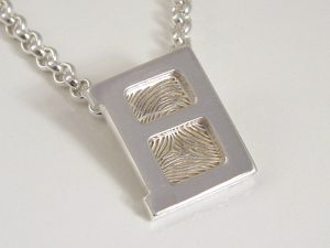 sg8803-vingerafdruk-hanger-zilver-letter-laser-gedenken-edelsmid-www.tonvandenhout.nl-herinnering-sieraden-goudsmid-handgemaakt-origineel-uniek-bijzonder