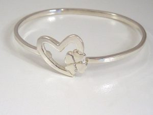 sg8808-zilver-armband-handgemaakt-edelsmid-www.tonvandenhout.nl-hart-sieraden-klavertje-vier-gedenken-gedenksieraad-herinnering-origineel-bijzonder-uniek