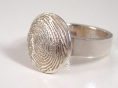 sg9050-zilver-ring-vingerafdruk-gedenken-edelsmid-sieraden-www.tonvandenhout.nl-origineel-herinnering-gedenksieraad-herinneren-goudsmid-juwelier-bijzonder