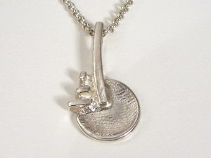 sg9125-hanger-zilver-vingerafdruk-gedenken-herinnering-handgemaakt-edelsmid-www.tonvandenhout.nl-goudsmid-ketting-origineel-bijzonder-uniek-roermond-sieraden-letter-urn-as