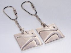 sl23-sleutelhanger-relatiegeschenk-relatiegeschenken-handgemaakt-edelsmid-www.tonvandenhout.nl-logo-logosieraad-logosieraden-bedrijfslogo-zilver-logo's-sieraden-goudsmid