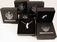 sl428-logo-zilver-logo's-beekdaelen-hanger-speld-wedstrijd-relatiegeschenk-jubileum-gemeente-edelsmid-www.tonvandenhout.nl-kado-cadeau-uniek-origineel-roermond-bijzonder