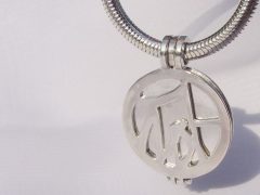 sl5-roermuntje-munthanger-handgemaakt-www.tonvandenhout.nl-edelsmid-munt-zilver-edelsmeden-relatiegeschenk-logo-sieraden-ambacht-bedrijfspromotie-jubileum-herinnering-uniek