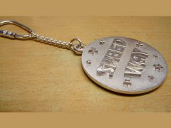 sl5735-naam-sleutelhanger-gedenken-zilver-letters-logo-sieraden-logo's-relatiegeschenk-handgemaakt-jubileum-edelsmid-www.tonvandenhout.nl-goudsmid-juwelier-herinneringen