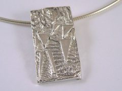 sl5766-relatiegeschenk-relatiegeschenken-handgemaakt-edelsmid-www.tonvandenhout.nl-logo-logosieraad-logo's-sieraden-bedrijfslogo-jubilaris-bedrijfspromotie-jubileum-zilver