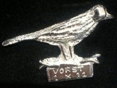 sl6-carnaval-speld-logo-dier-zilver-vogel-edelsmid-handgemaakt-www.tonvandenhout.nl-logo's-sieraden-goudsmid-roermond-maatwerk-ambacht-bijzonder-origineel-herinneringen