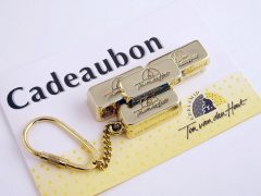 sl6560-cadeaubon-cadeaubonbaartje-edelsmid-www.tonvandenhout.nl-sleutelhanger-handgemaakt-baartje-logo-logo's-jubileum-relatiegeschenk-sieraden-goudsmid-juwelier-kado