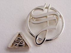 sl6750-logo-relatiegeschenk-relatiegeschenken-handgemaakt-edelsmid-www.tonvandenhout.nl-logospeld-speld-logosieraad-logosieraden-bedrijfslogo-logo's-zilver-sieraden-letter