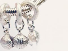 sp3602-schelp-bedels-parels-beads-bedelarmband-armband-zilver-parel-handgemaakt-hanger-bijzonder-strand-herinnering-edelsmid-www.tonvandenhout.nl-goudsmid-origineel-uniek